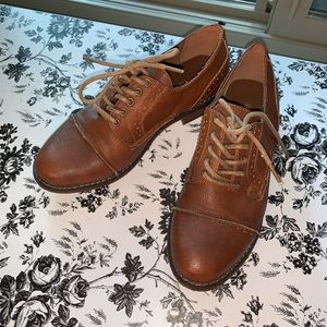 Lace up Oxford style shoes 👞
